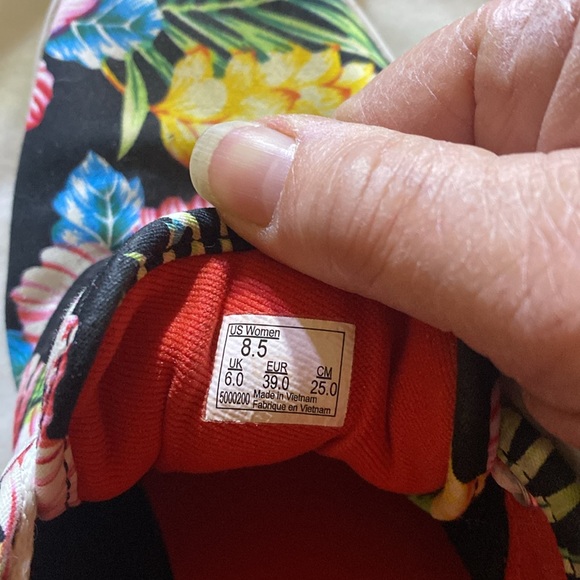 Vans tennis shoes lightly used Hawaiian Design size 8 1/2 - Picture 5 of 7